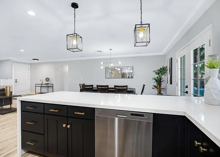 Holiday home Minutes From Shopping, Dining & Golf *