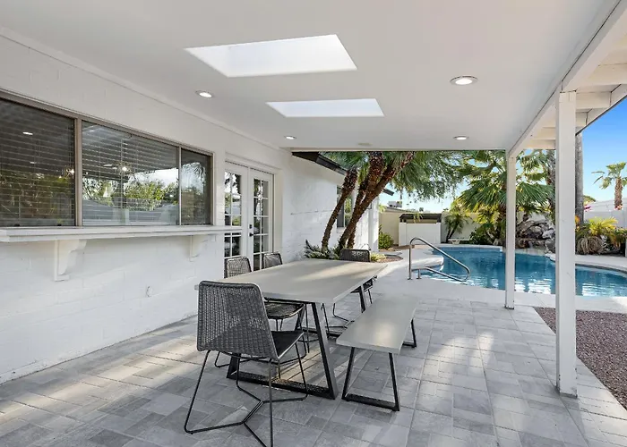 Minutes From Shopping, Dining & Golf Holiday home *