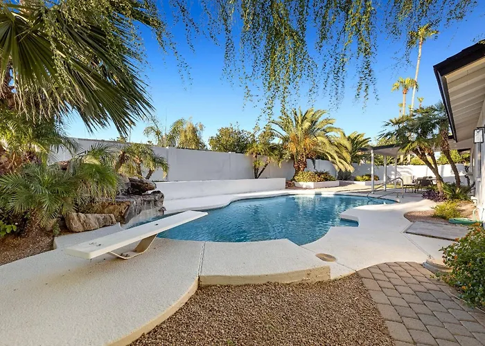 Minutes From Shopping, Dining & Golf Holiday home