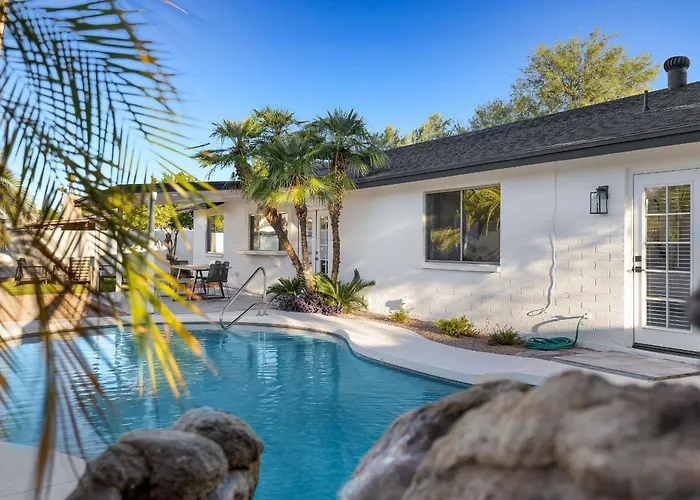 Minutes From Shopping, Dining & Golf Holiday home