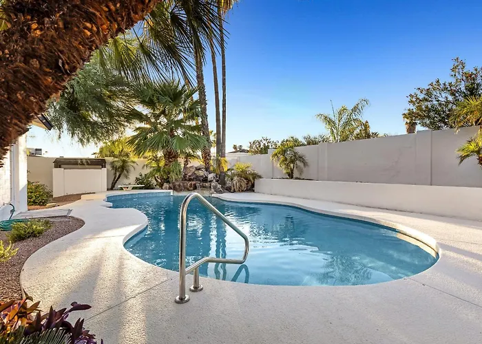 Minutes From Shopping, Dining & Golf Holiday home